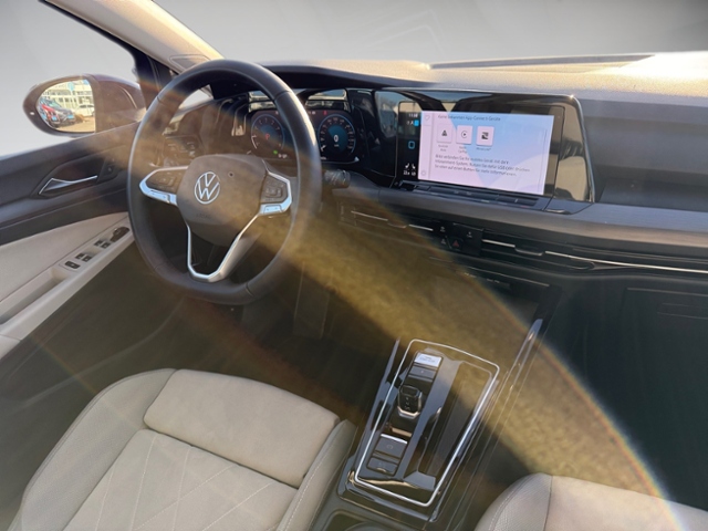 Golf VIII 1.5 eTSI Style DSG LED AHK Navi Pano